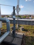 Mast mit neuer Hardware und Blick auf die Stadt