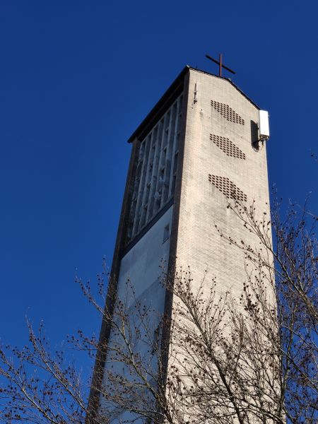 Datei:St-Wunibald-Turm-Frontansicht.jpg