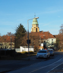 Turm von St. Willibald. Die Antenne ist im Stockwerk mit der Uhr